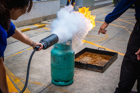 雇员水工消防培训练灭火抽烟图片