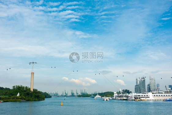 旅行游娱乐新加坡城市夏季的有电缆汽车和摩天大楼白清空图片