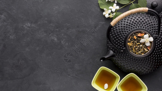 含有黑茶壶石板本底色茶壶的干药草成分亚洲人晒干仪式图片