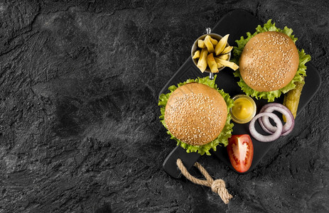 烧烤黄瓜最顶端的汉堡包和薯条切面板配有泡菜复制空间螃蟹图片
