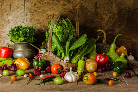 胡桃生的有机蔬菜草和水果作为烹饪的原料图片