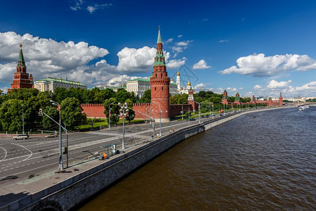 伟大的俄罗斯莫科克里姆林宫和莫斯科河岸水图片