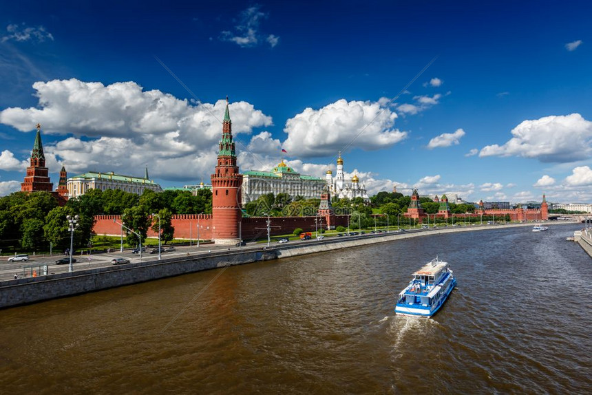 街道船俄罗斯莫科克里姆林宫和莫斯科河岸红色的图片