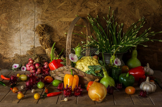 吃成熟篮子蔬菜草和水果作为烹饪的原料图片