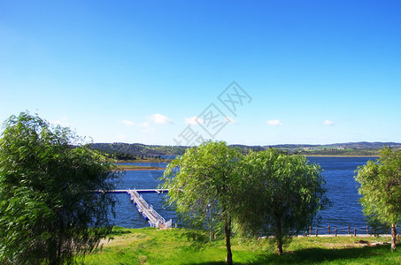 景观葡萄牙Amamiira村附近的Alqueva湖坝码头图片