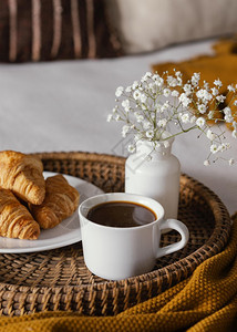 高角羊面包咖啡杯早午餐角度粉笔图片