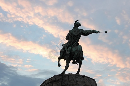 晚上乌克兰基辅圣索菲亚地区的HetmanBogdanKhmelnytsky纪念碑乌克兰基辅圣索菲亚地区18年建造了夜空背景的纪念图片