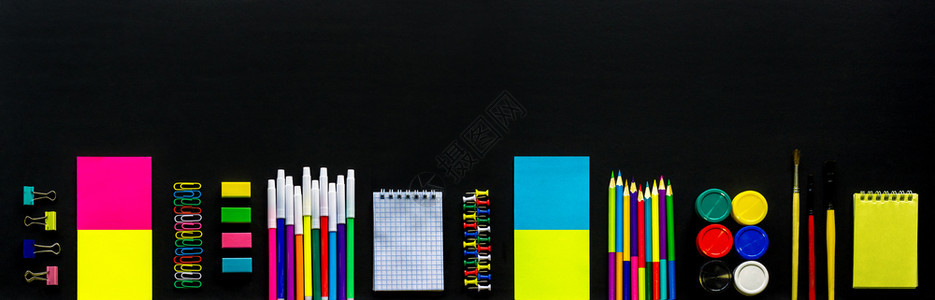 画笔回到学校后文具提供彩色铅笔记本古纳黑板背景涂刷设计空间上观的复制件平板打字机概念返回学校文具供应彩色笔纸充满活力横幅图片