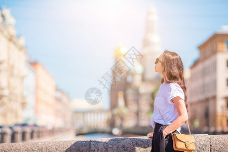 俄罗斯城市走圣彼得堡女孩户外夏水边的漂亮女人圣彼得堡户外夏季水边和圣彼得堡露口救世主关于血流过背景女救世主教堂图片