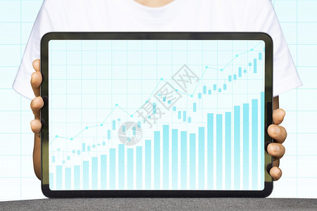 手机显示股票市场统计数据的平板牌显示股市统计利润增益和图表正面指标增加金融分析统计商业战略概念ACONF19820财务分析统计电图片