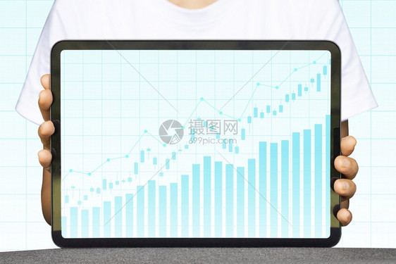 手机显示股票市场统计数据的平板牌显示股市统计利润增益和图表正面指标增加金融分析统计商业战略概念ACONF19820财务分析统计电图片