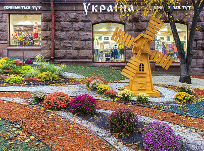 花的乌克兰基辅2017年月在乌克兰基辅市中心乌克兰开店入口前的花棚和木制磨坊位于乌克兰基辅市中心乌克兰商店前面的基辅亮色地带中心图片