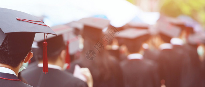 学术的大毕业生典礼概念教育祝贺毕业仪式向大学毕业生表示祝贺在大学毕业生中获得帽子的试射率为108百分比高男恭喜图片