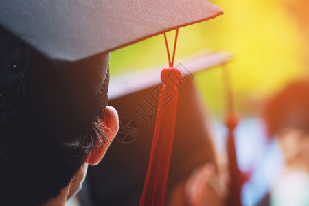 年轻的未来大学毕业生典礼概念教育祝贺毕业仪式向大学毕业生表示祝贺在大学毕业生中获得帽子的试射率为108百分比高成功图片