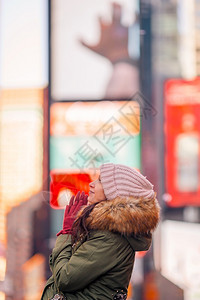 多民族新的旅行纽约市时代广场曼哈顿美丽的年轻快乐女人图片