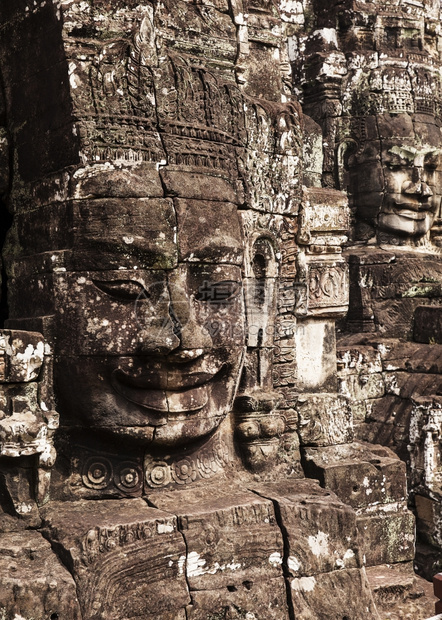 138张面孔中有两被刻在柬埔寨A区安哥罗Thom的Bayon寺塔楼中的相貌吴哥文化寺庙图片