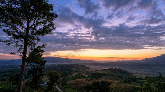 黄色的KhaoTakhianNgoViewPoint日出时色彩缤纷的天空和山脉美丽自然景观泰国Phetchabun的KhaoKh图片