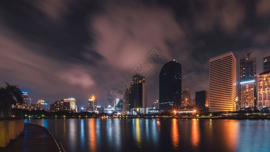 长接触技术风景全和城市概念的观与吸引主题在夜间生活的大城市中反映水浪长期接触环境景观和城市概念的全景风与吸引主题黑暗的夜晚橙图片