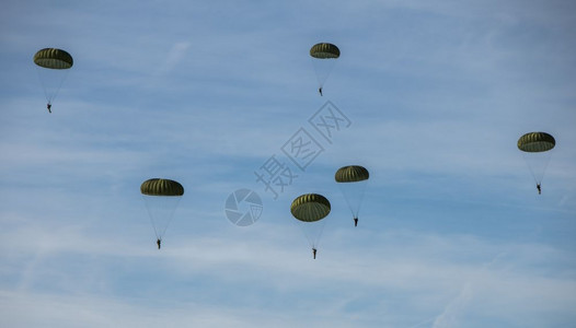 云EdeHolland20Sept2019在GinkelHeath的空中纪念仪式上空降了双滴子几百个伞兵从草原坠落下来达科他州又背景图片