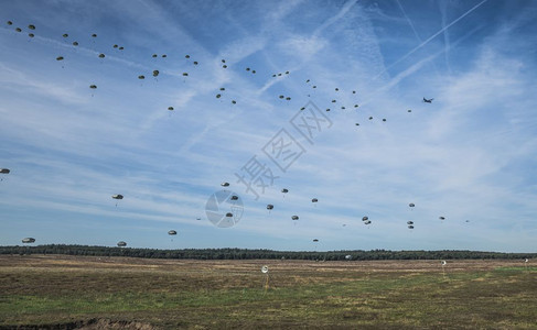 世界EdeHolland20Sept2019在GinkelHeath的空中纪念仪式上空降了双滴子几百个伞兵从草原坠落下来图片