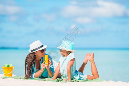 妈妈和儿子海边享受假期图片
