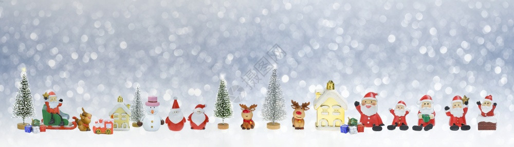 屋目的下雪许多圣诞老人小娃和圣诞装饰品以全景观的雪幕背配有复制空间创意艺术作品圣诞节和新年装饰概念图片