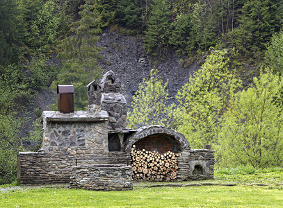 火盆老的砖在喀尔巴阡山用木柴和烟屋做户外烹饪的老炉灶在山上用木柴和烟屋做饭的旧炉灶图片