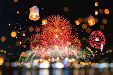 火传统的美丽烟花和灯笼展示用模糊的bokoh光新年快乐圣诞节消防和庆祝灯笼来泰国图片