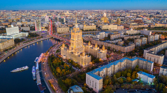 莫斯科市与河在俄罗联邦莫科天际线与历史建筑摩天大楼空中观点俄罗斯的莫科城与河在俄罗联邦船发光的象征图片