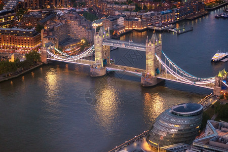 市中心吸引力水英国伦敦魔法时刻塔桥和泰晤士河鸟瞰图英国伦敦魔法时刻塔桥和泰晤士河鸟瞰图图片