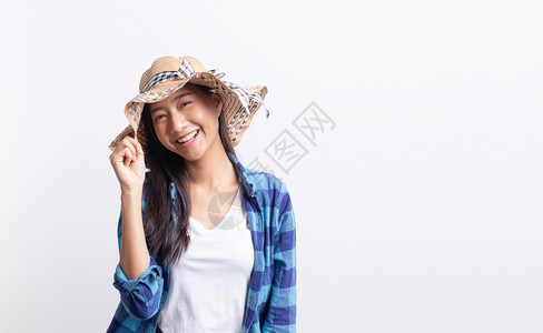 时尚亚洲女孩穿着普莱德衬衫穿草帽夏日概念SummerFiewOhhm以及亚洲女幸福的美丽和在白色背景中被孤立的笑容随意肖像图片