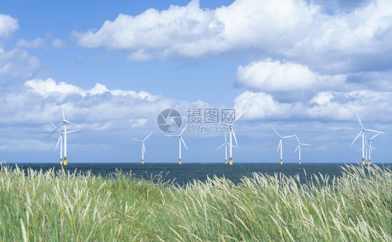 海岸线滩创新洋的景风车农场浮涡轮机一行联合王国Middbrough的Landscaf离岸风涡轮机图片
