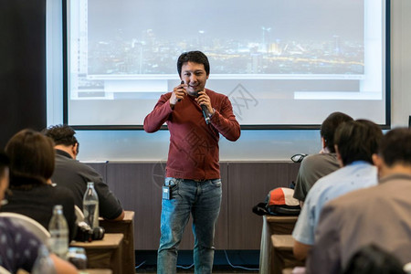 作坊在商业或教育研讨会的演示屏幕上亚洲演讲人在阶段随身穿便衣学术的介绍图片