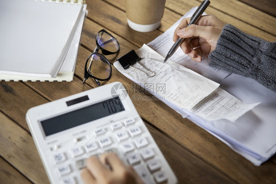 握手人们办公室女商业妇在其办公桌上有文件计算财务数据并审查结果在办公室工作其案头的文件为计算财务数据并审查结果力量图片