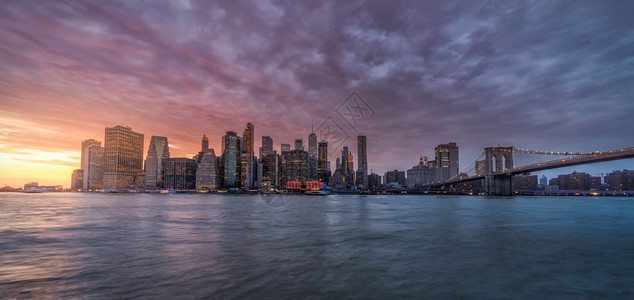 新的日落时在布鲁克林桥的哈德逊河上纽约天线反射建造高的图片