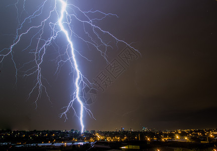2014年月27日墨尔本市天际之光闪电打击墨尔本市摩州Australia2014年月27日雷释放强大的图片