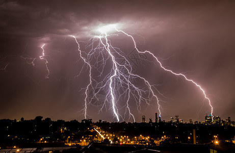 雷头电气2014年月27日对墨尔本市天际线的多次闪电打击城市天际线上的闪电云图片