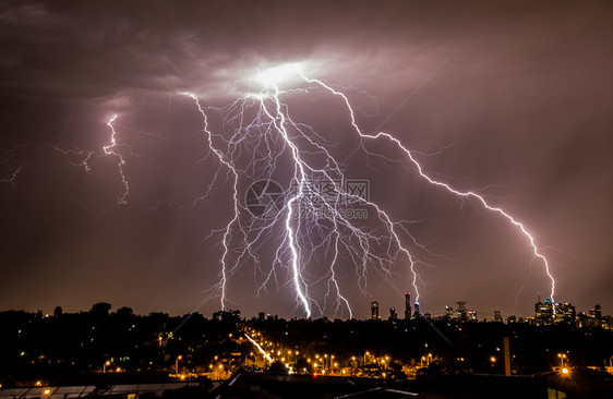 雷头电气2014年月27日对墨尔本市天际线的多次闪电打击城市天际线上的闪电云图片