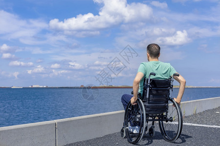 在海上欣赏风景的残疾男性图片