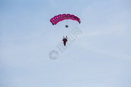 斯巴达人跳伞运动员拉脱维亚阿奥市里加为庆祝城节的伞兵表演在目标15082处有降落伞的土地跳者图片