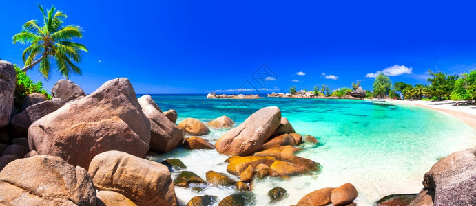 寒意采取塞舌尔Praslin岛以花岗岩闻名的外表热带海滩风景优美图片