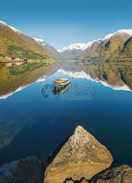 户外黄色的挪威秋季风景海湾在清澈水和渔船中反映雪积山峰水域和渔船旅游图片