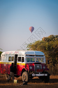在缅甸BaganBus的公共汽车和热气球以及BaganBus上空的热气球结构体超过考古学图片