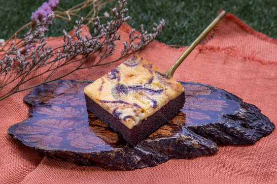 大理石纹厨房传统自制的甜面包马可蛋糕巧克力在美丽的背景上加着巧克力玻璃一块有选择焦点开胃图片