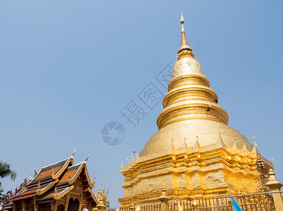 假期宁静建筑学传统的泰国北部风格大型金塔靠近美丽的泰神庙教堂附近位于泰国北部的传统风格图片