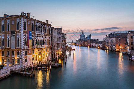 大运河和意利威尼斯SunriseAccadamiemiaBridge的圣玛丽亚教堂黎明历史威尼斯人图片