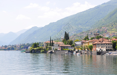 船蓝色的意大利著名科莫湖Tremezzo镇魅力四射图片