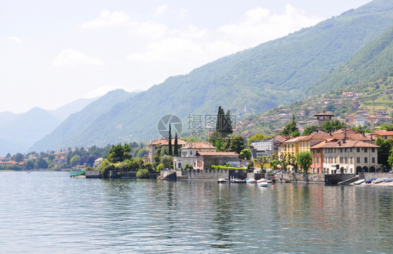 船蓝色的意大利著名科莫湖Tremezzo镇魅力四射图片