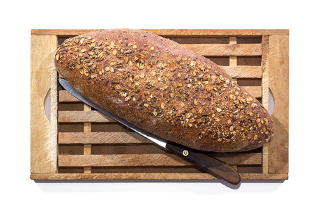 白色的整片谷物面包和金刀在白背景上的木制剪板拍摄从面到的健康粉图片