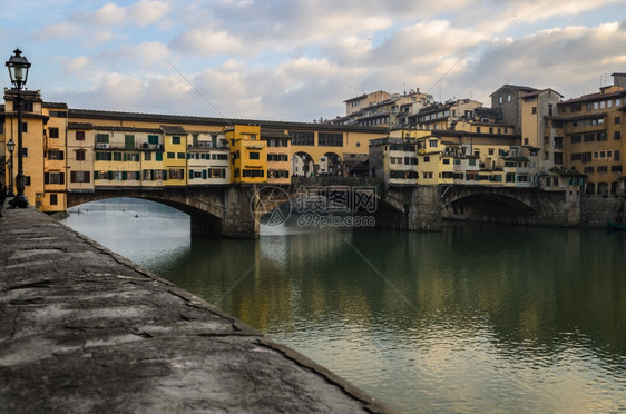 游客维奇奥全景在图片中佛罗伦萨阿诺河上的旧桥图片